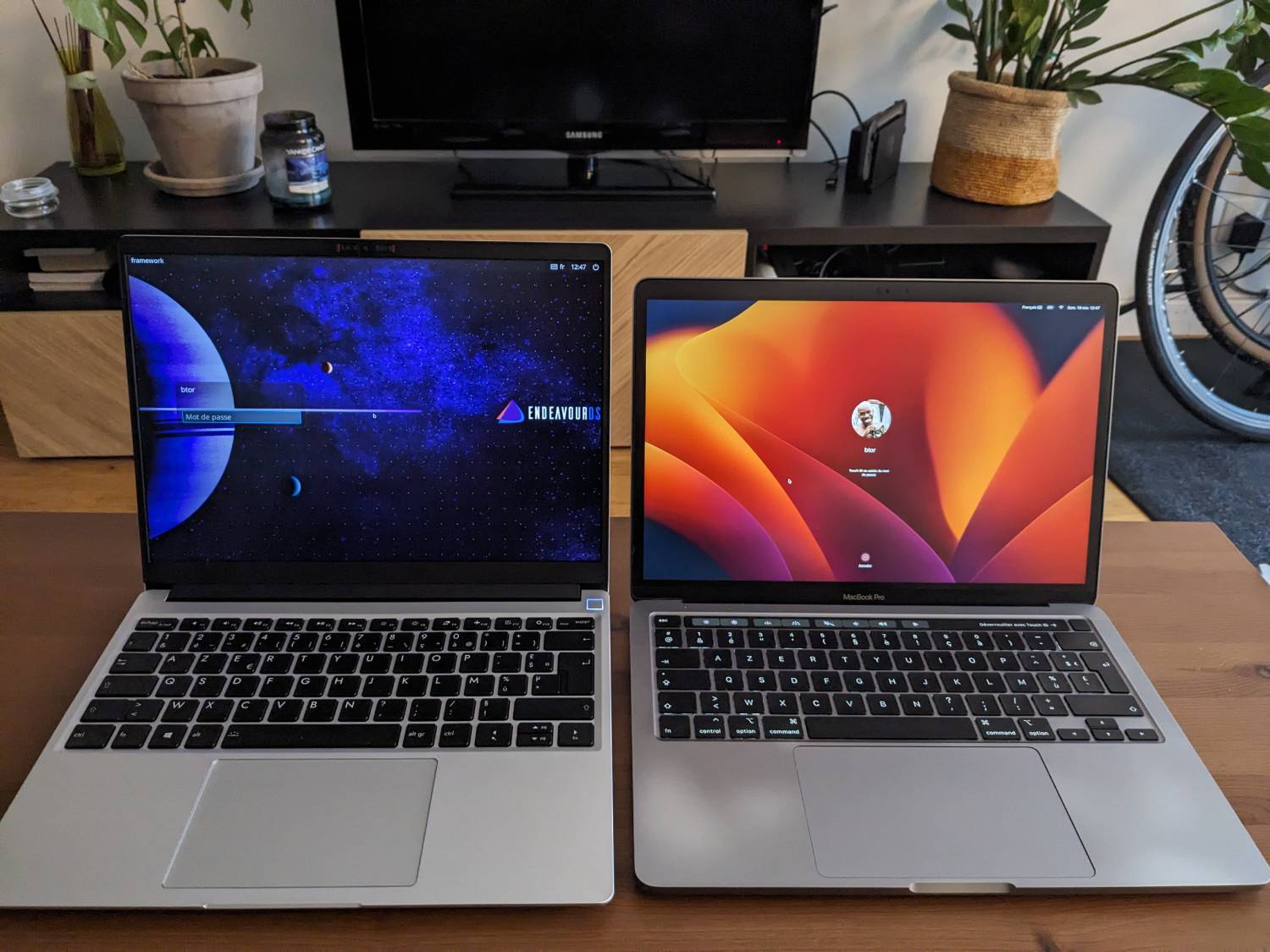 Framework 13" Comparaison MacBook Pro et Framework - Ouvert